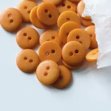 マットオーカー色のシンプルな2孔ボタン【アイボリー・パーム素材】