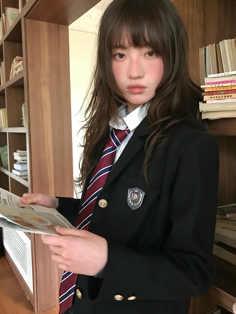 黒いジャケットとスカートセット：色あせを防ぐための素材・デザイン選定ガイド