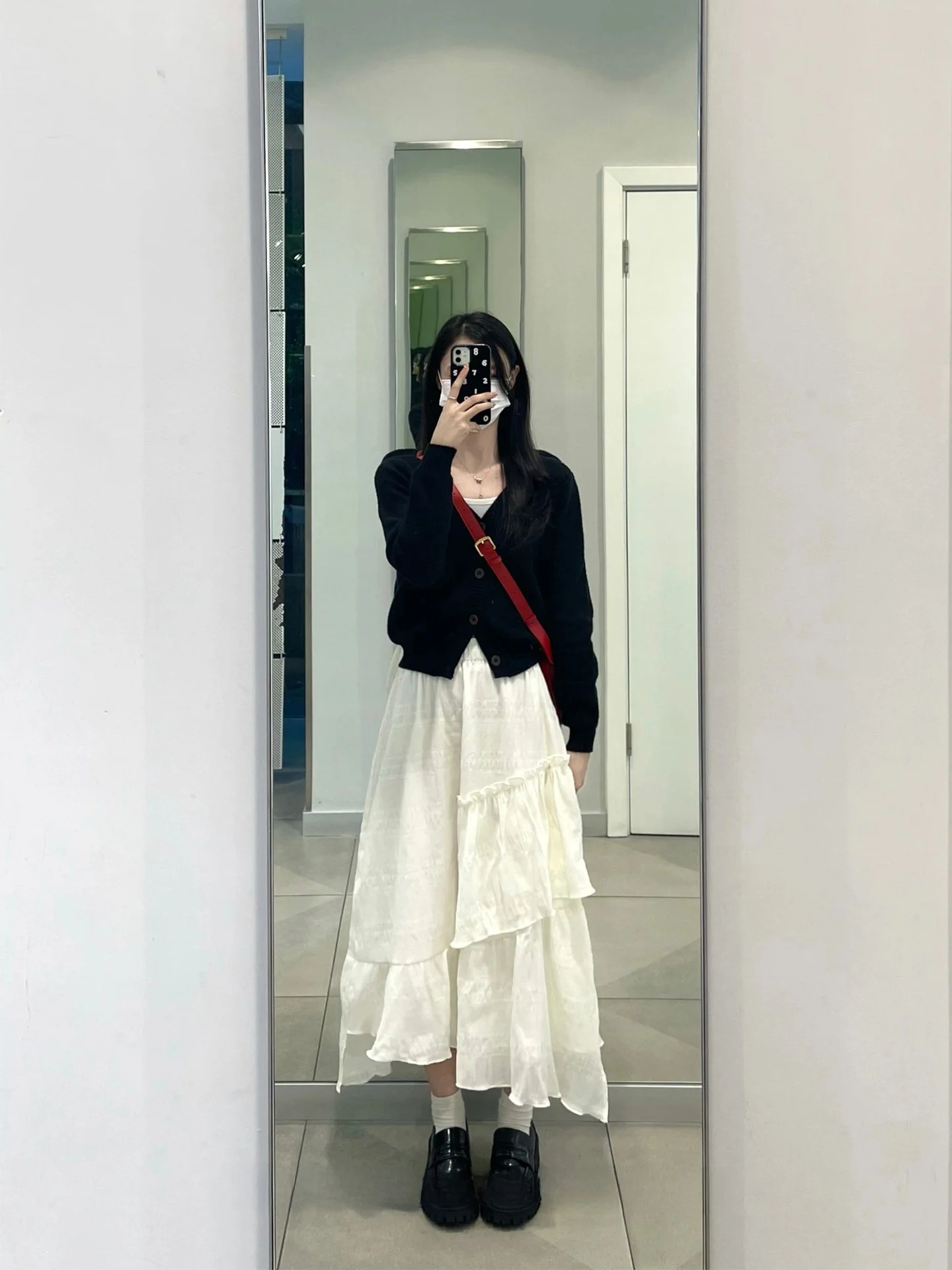 30代後半の通勤スタイルにぴったり？肌理感のある白い不規則ケーキスカートが解決する悩みとは