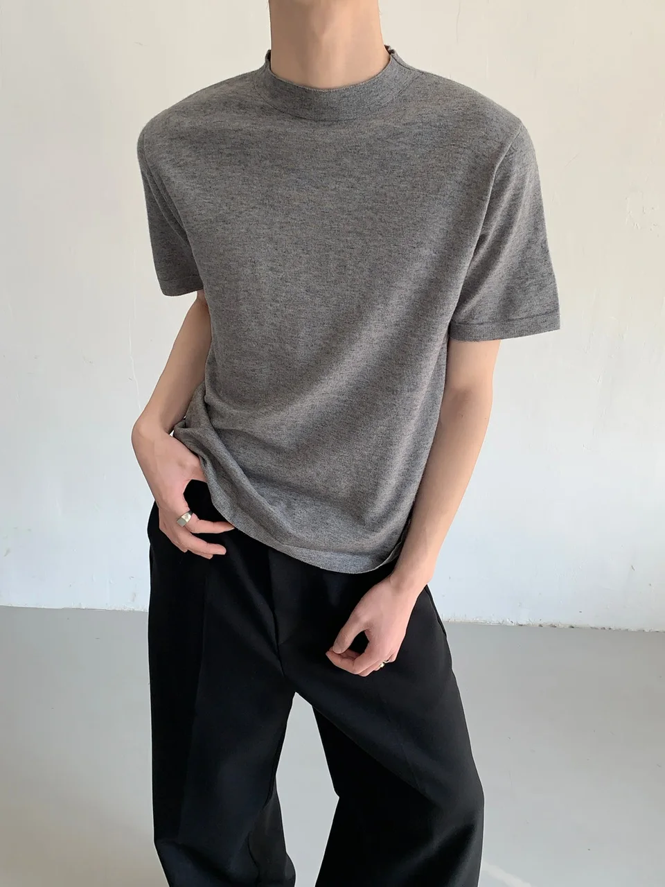 着丈が短いTシャツメンズの選び方を徹底解説！厳選4選で夏のカジュアルスタイルを完成