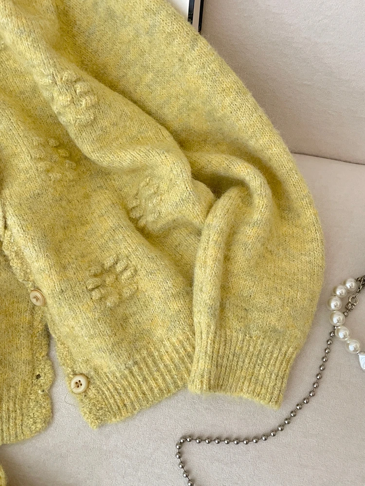 ゆったりとしたニットカーディガン【ハンド刺繍・ラウンドネック】：春の日常着としての実用性とデザインバランスを解説
