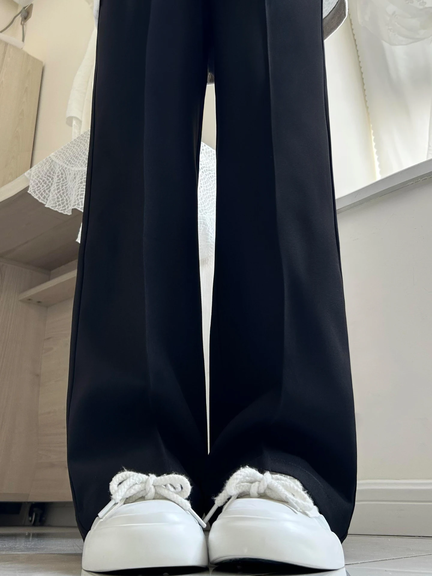 黒のワイドレッグスーツパンツ：ハイウエスト・スリムフィットで四季通用のカジュアルスタイル