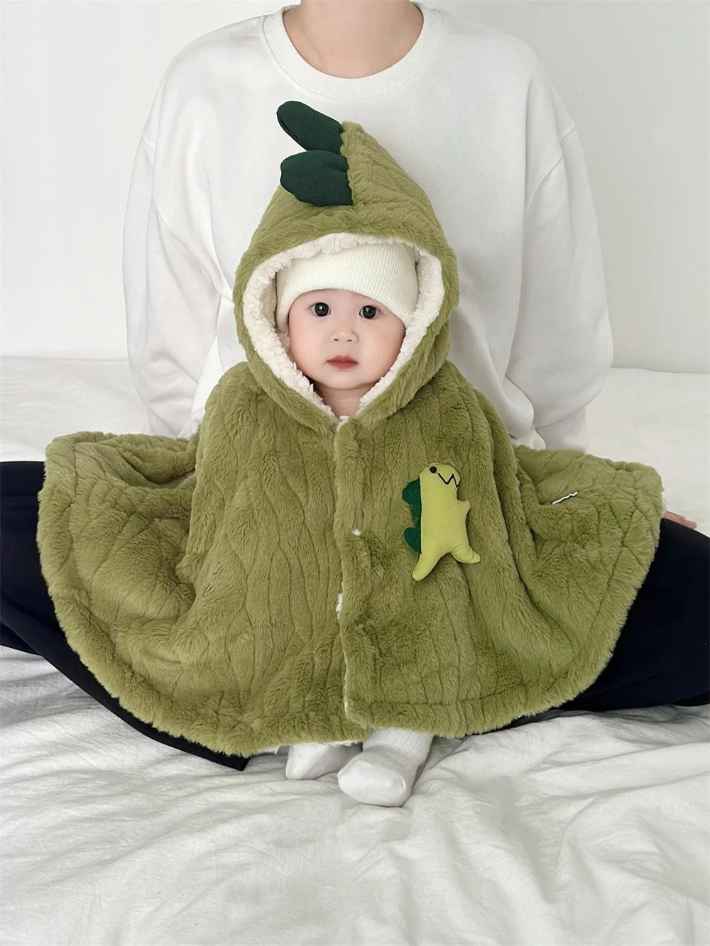 赤ちゃん用冬の外出服：モコモコフードデザインで防風性と保温性を実現