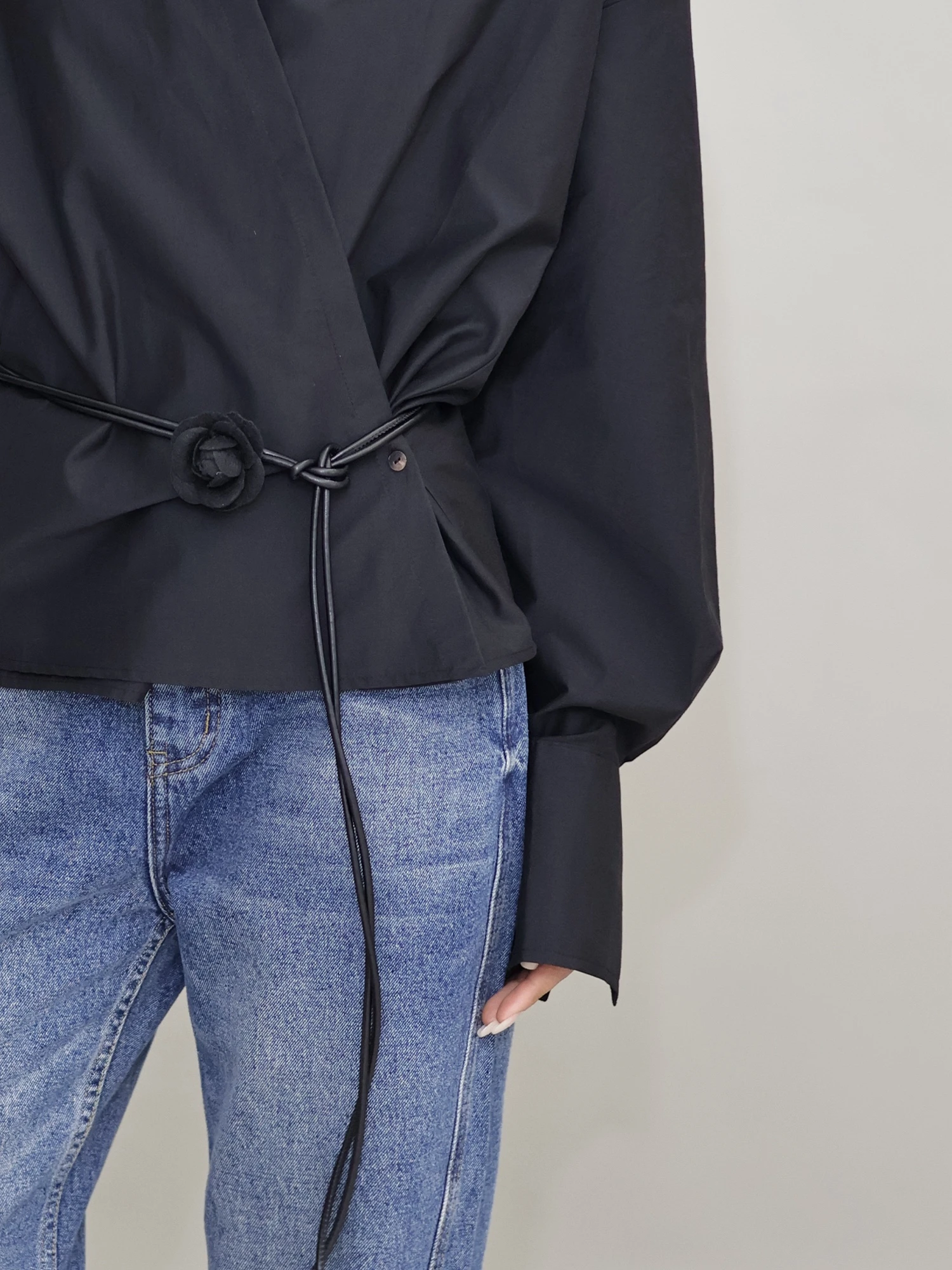 春季デザインの不規則なドレープ感シャツジャケット：前開け設計の実用性と着用シーン