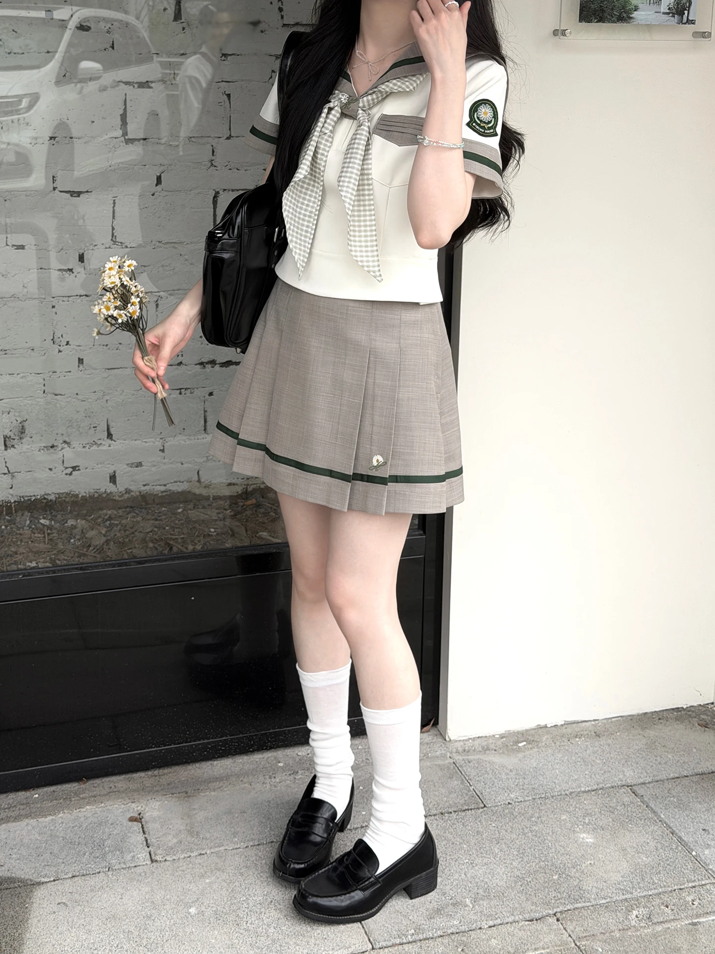 雛菊デザインの水手服風JK制服と百褶スカート：春夏用セットアップの実用性と着用シーン