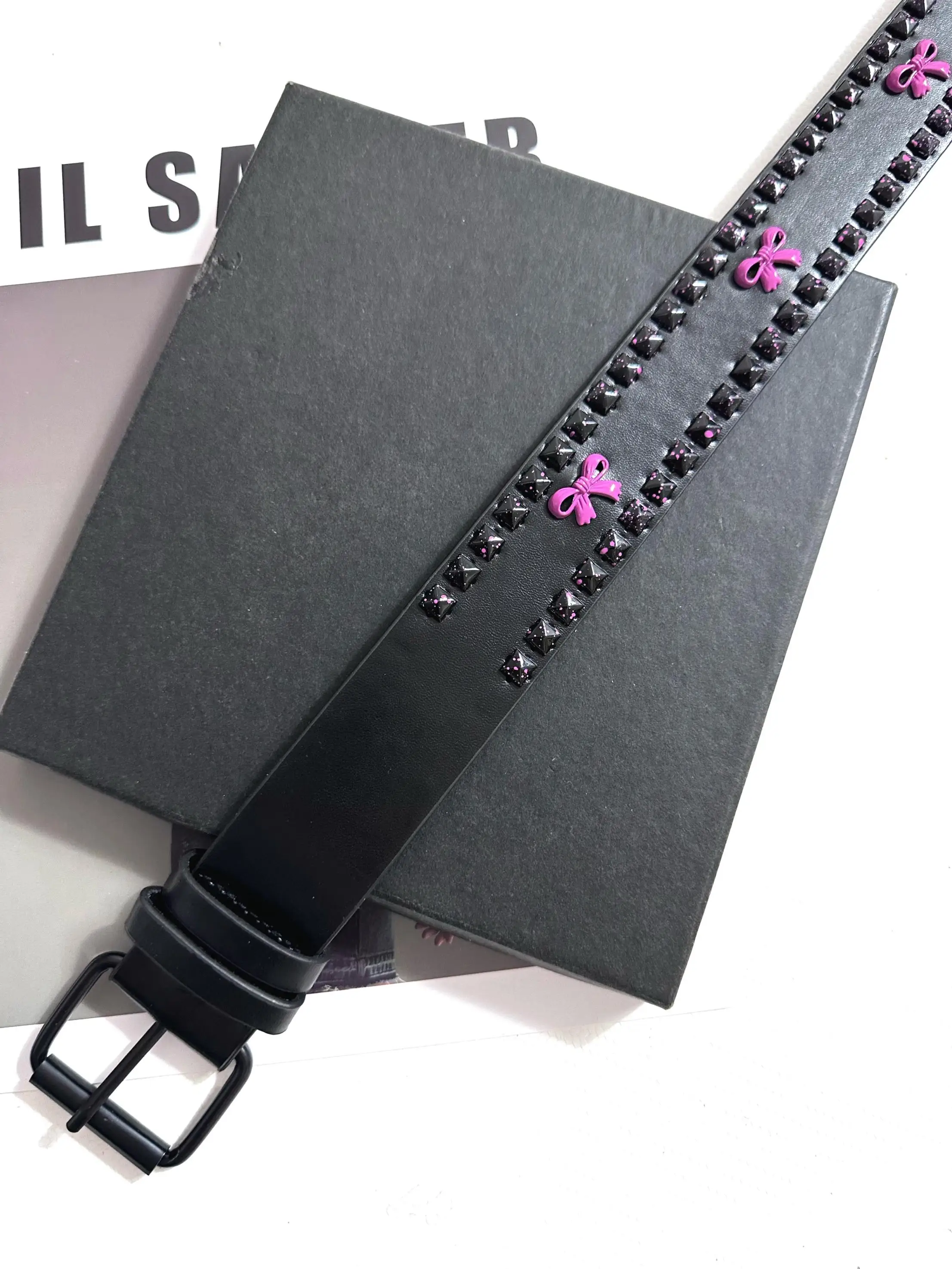 デニムに合うベルトの選び方：ビンテージ風バタフライバックル付きレディースベルトの実用性とシーン別適  用