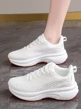 軽量の白色テニスシューズ【女性用・クッション性・バドミントン・バレーボール対応】