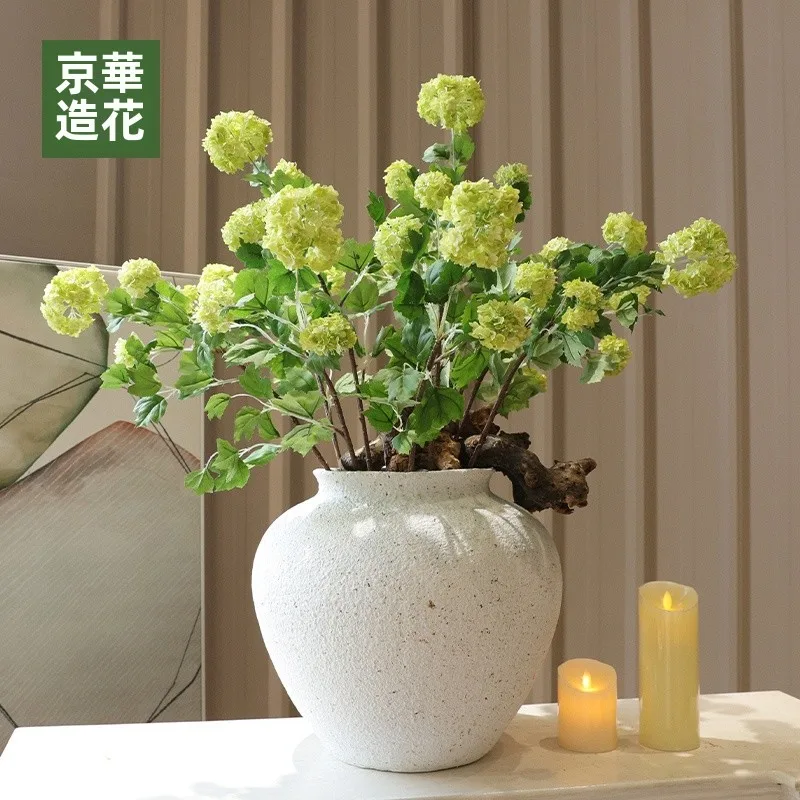 センスのいい寄せ植え 冬花壇としての高級造花 スノーボールアジサイの実用性とデザイン価値