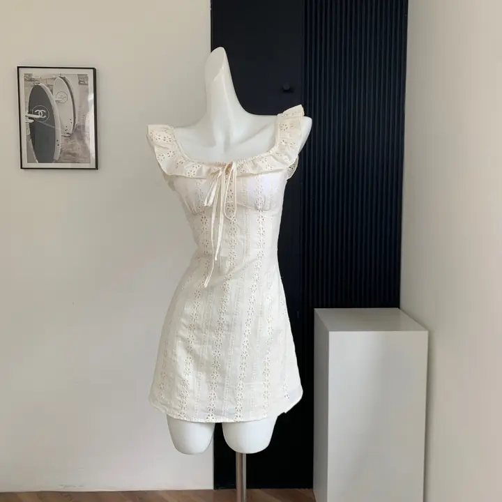 フレンチデザインのキャミソールワンピース【スクエアネック・Aライン・ショートスカート・エレガント】