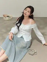 春にぴったり！オフショルダー白トップス×ミニデニムスカート【スタイルアップ効果・セットアッ  プ対応】