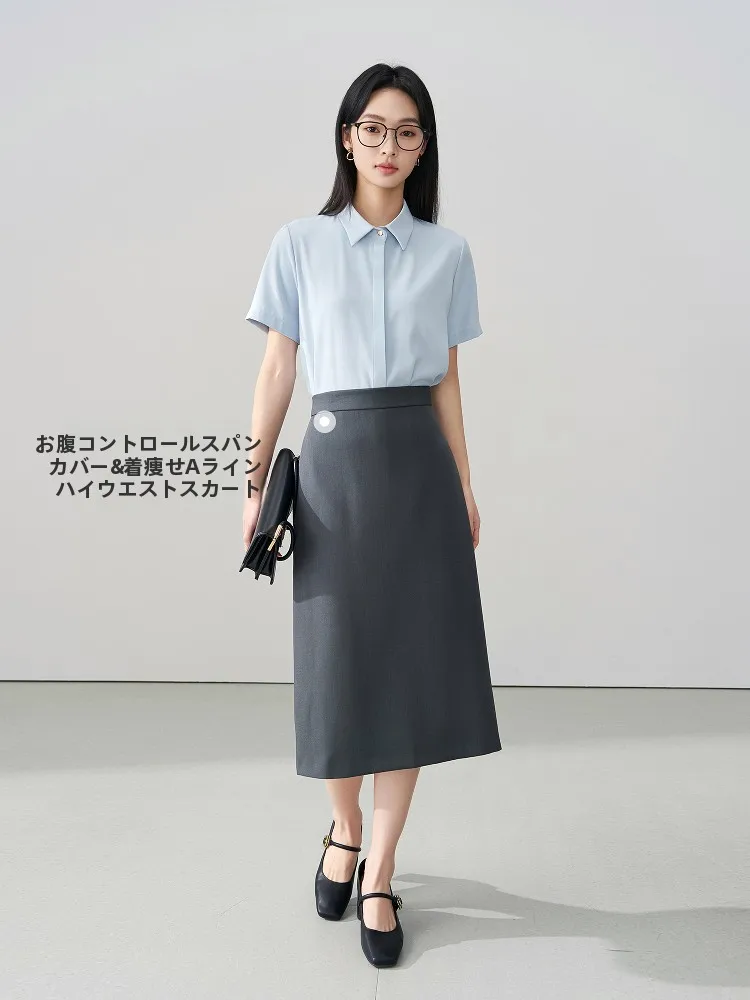 ブルーシャツとA字スカートセット：20代後半のオフィススタイルに最適な年相応の服装