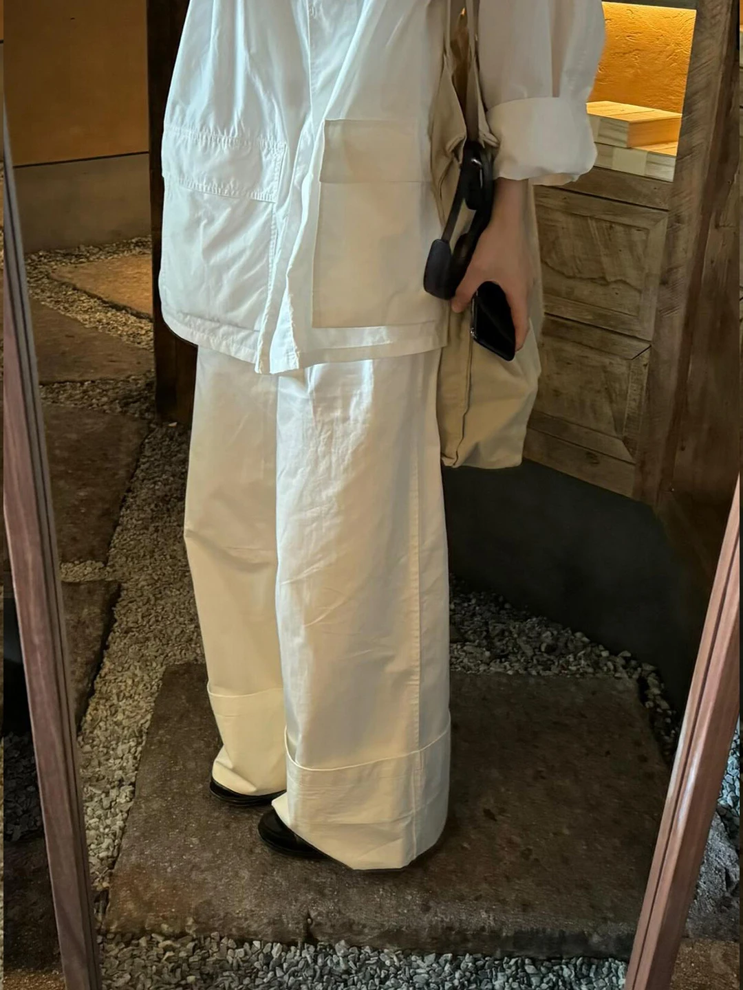 白シャツとワイドパンツで通勤コーデをどうする？
