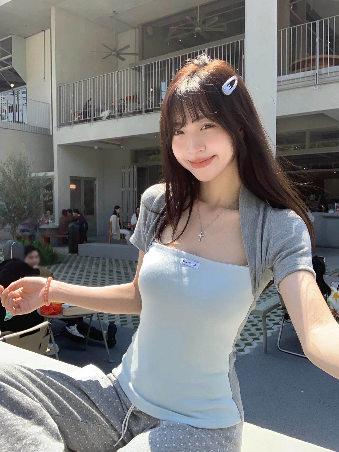 夏にぴったりなトッパー重ね着風ショートTシャツ：肩出し・フィット感・モダンデザインで着こなしを進化させる