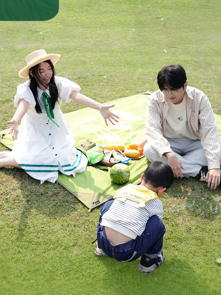 携帯用ピクニックマット：防水・厚手設計でアウトドアイベントに最適な折りたたみタイプ