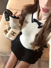 華やかな印象のニットトップスと黒のケーキスカート（セットアップ対応）
