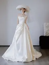 高級感のあるサテン仕立ての軽やかなウェディングドレス【華やか・新婦用・ ノースリーブ】（セットアップ対応）