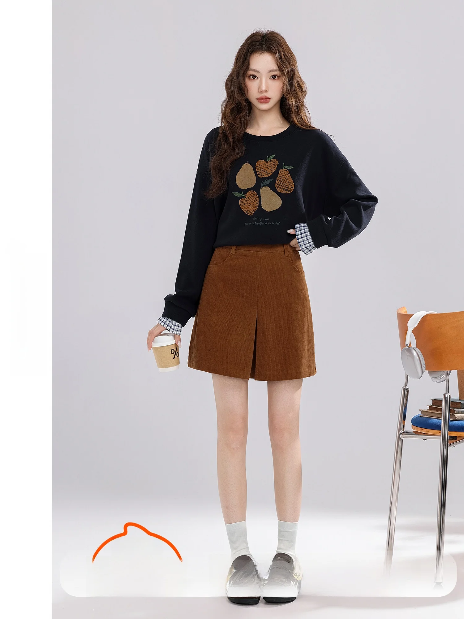 高腰コーデュロイスカート：スカート 靴下 としての通勤シーンでの実用性とデザイン特性
