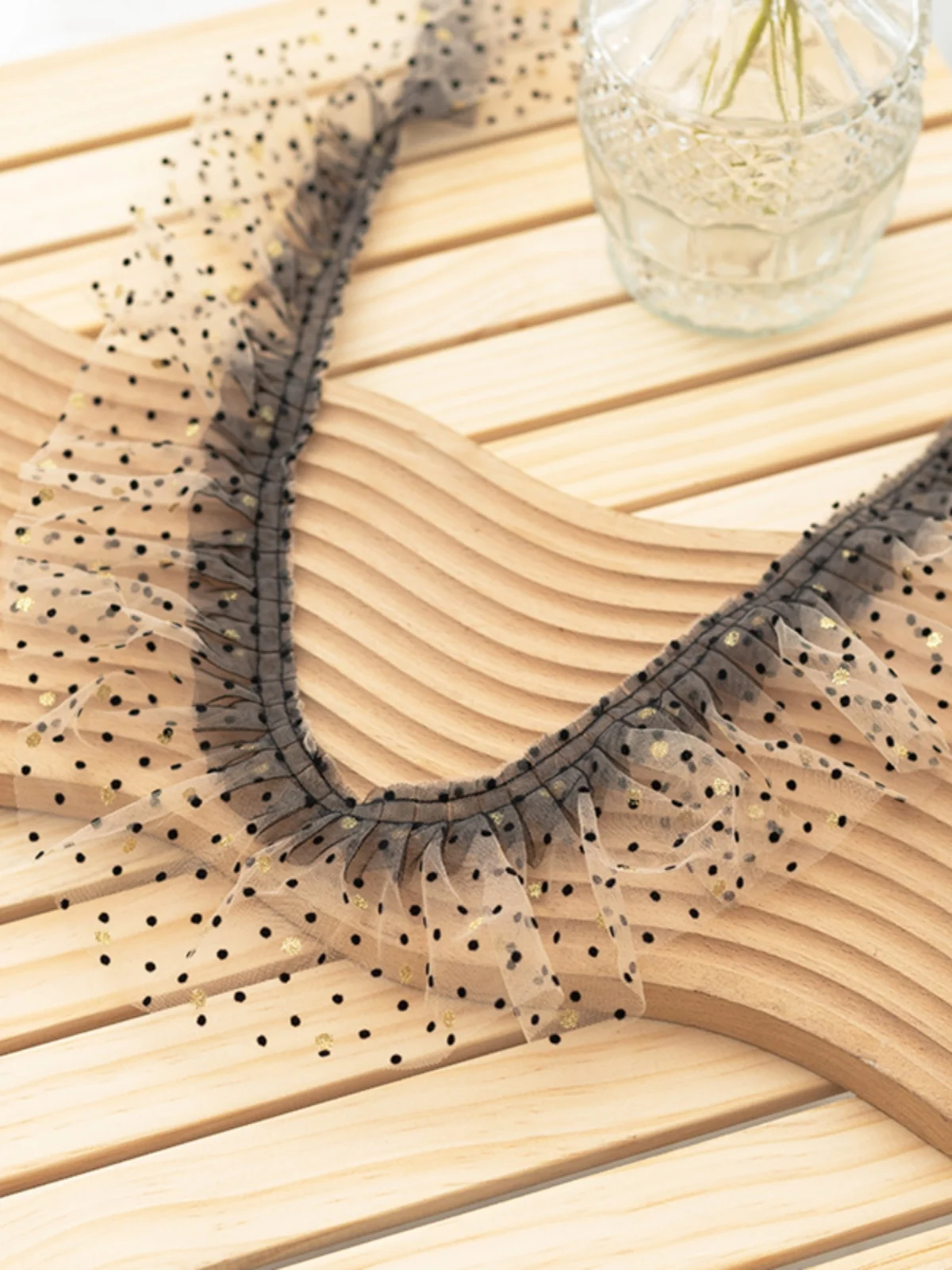 レース刺繍の柔らかさをどう選ぶ？DIYで心を癒すドット柄生地の選び方