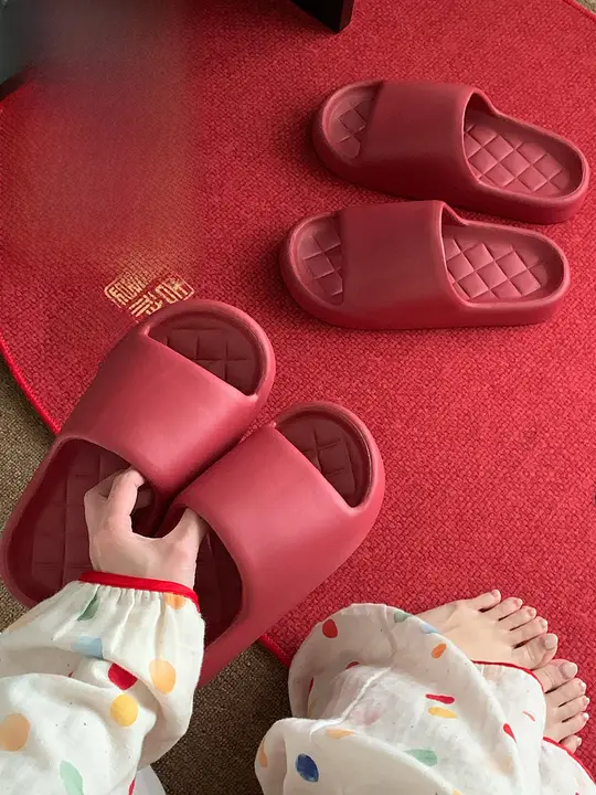 抗菌防滑の赤い新婚用ルームスリッパ【男女兼用・夏用・防臭・カップル向け】
