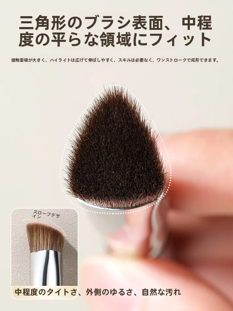 おでこにツヤとハイライトを出すには、この1つのブラシが鍵！