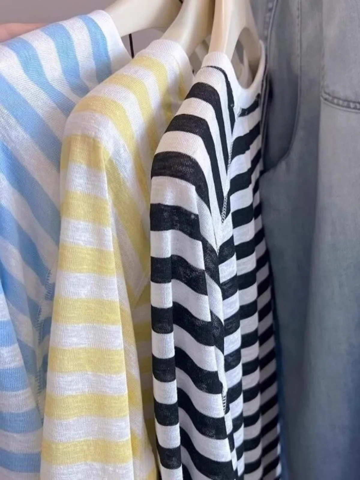 UVカット長袖をどう選ぶ？通勤風のストライプTシャツが、夏の日差しに負けない理由
