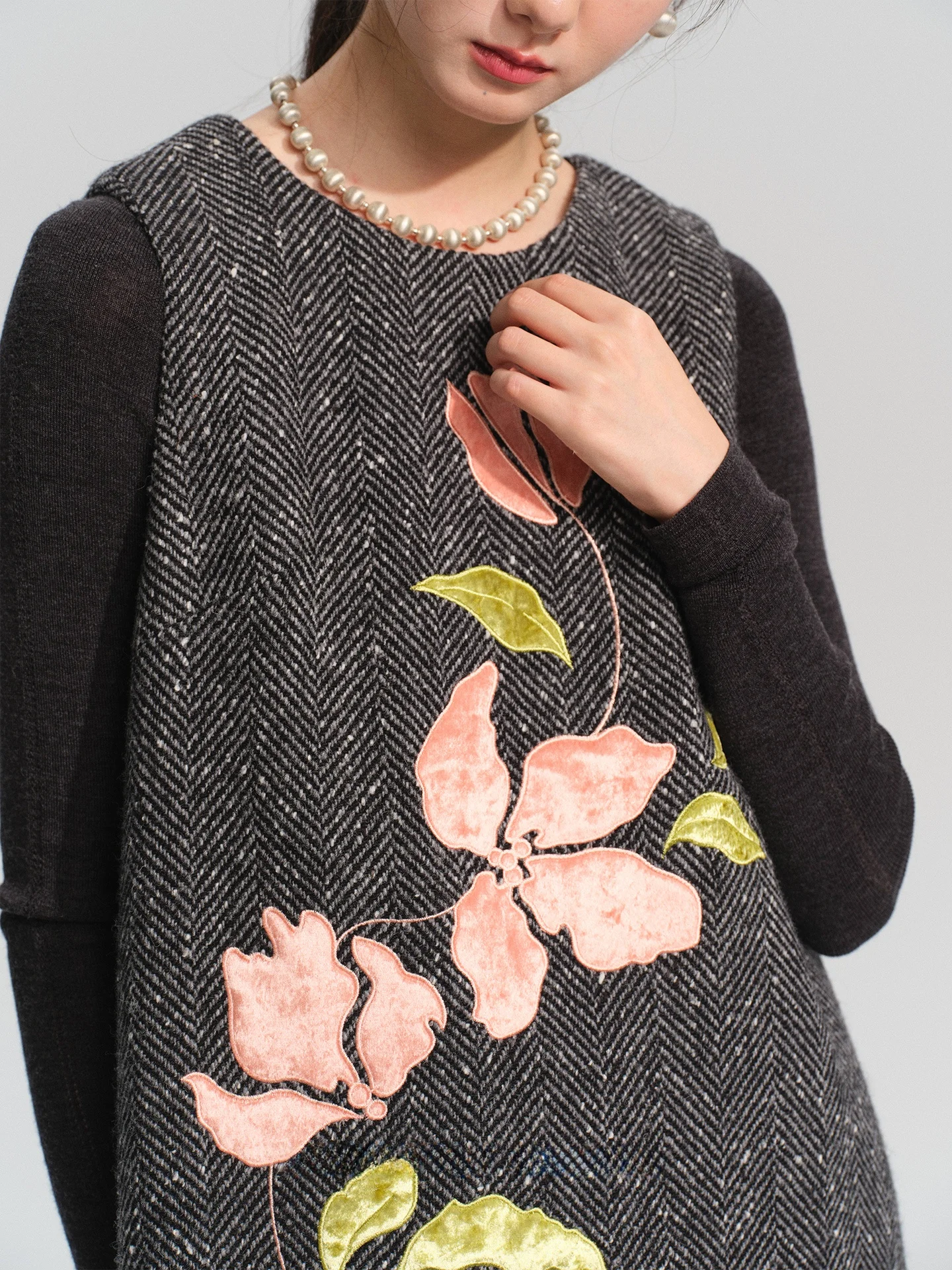薄地フラワー刺繍ノースリーブトップス【冬用・シルクベルベット風】：1月レディースファッションのクラシックスタイルと価格品質バランスを検証
