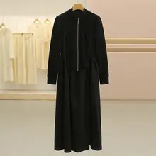 シンプルなウエストタイトデザインのロングスリーブ黒ワンピース【大人のカジュアルスタイル】