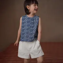 薄手のブルー刺繍タンクトップとショートパンツの女児用夏服（セットアップ対応）