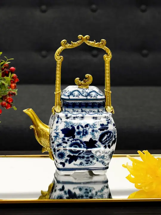 青花手描き陶器製のティーポット兼コーヒーポット【銅製装飾・中華風・インテリア用】