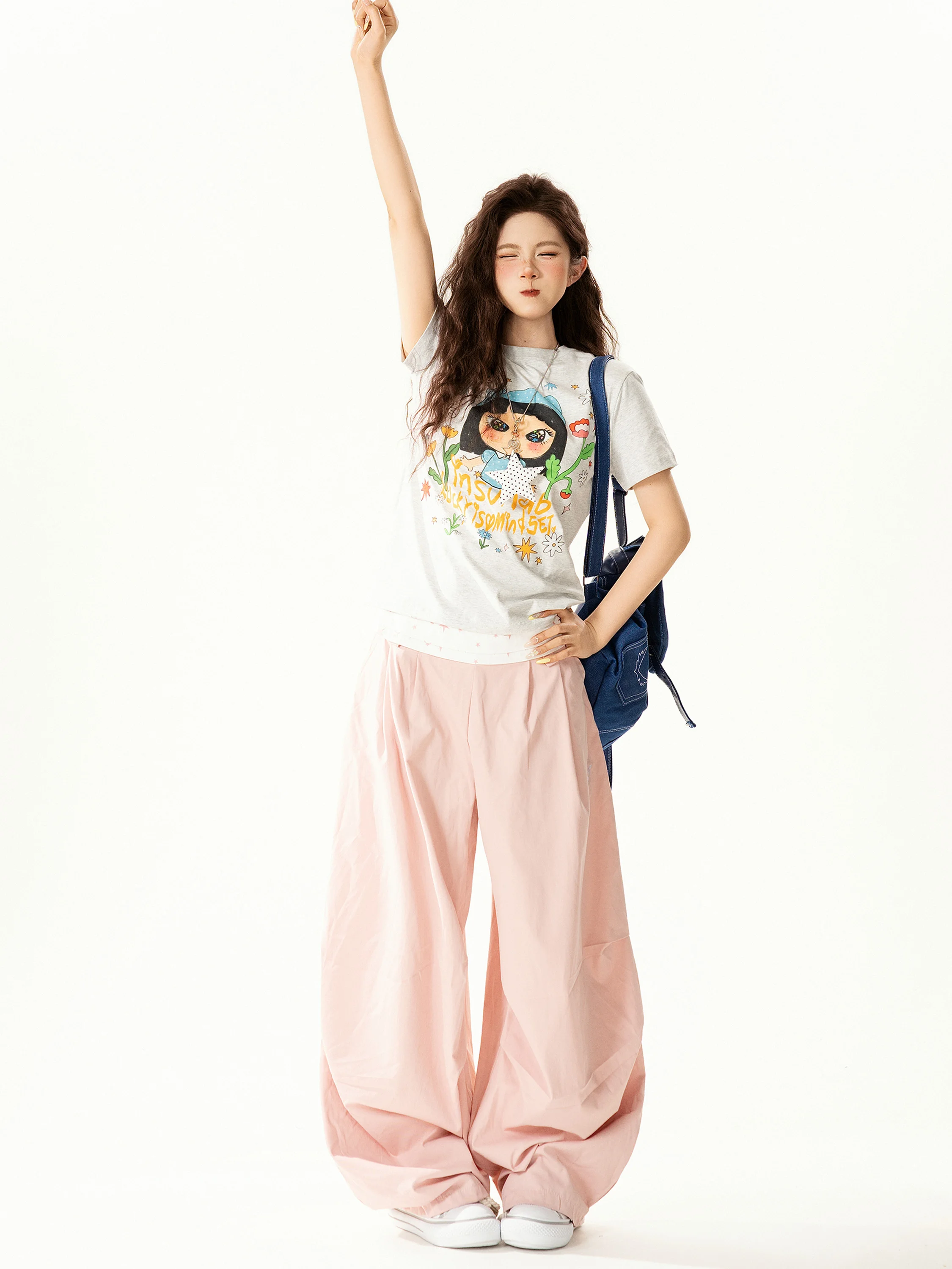 リメイクTシャツをワンピースに変える：ヴィンテージアニメプリント正肩短袖Tシャツの実用性とデザイン分析