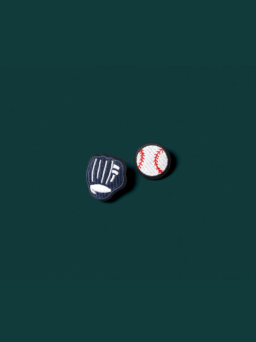 メジャーリーグ チーム ロゴ デザインの刺繍ブローチ：洗練された野球モチーフのユニセックス装飾