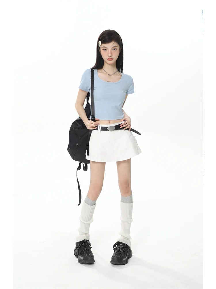 20代女性が夏に選ぶべき「辣妹風」スタイルは？方領Tシャツと高腰スカートのセットアップで解決