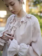 春の軽やかさ！天丝と苎麻のフリルネックブラウス