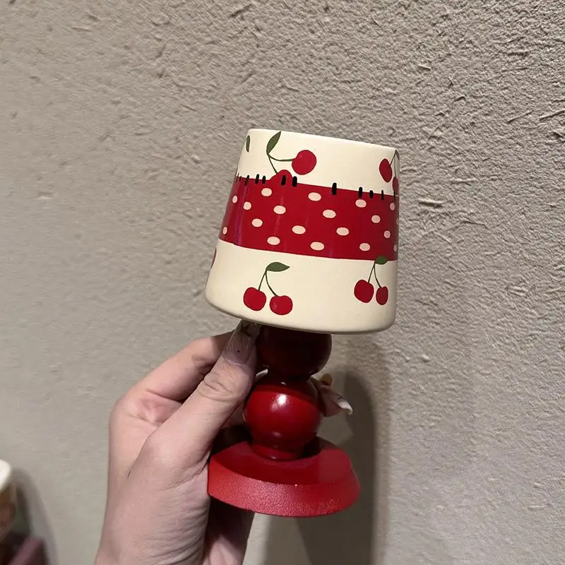 ストロベリーガールデザインの高脚デザートカップ：部屋に置いてもおしゃれで機能する小物