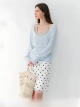 薄青色の長袖Tシャツとグレーの掛け襟タンクトップ【した雰囲気・二重着用対応】