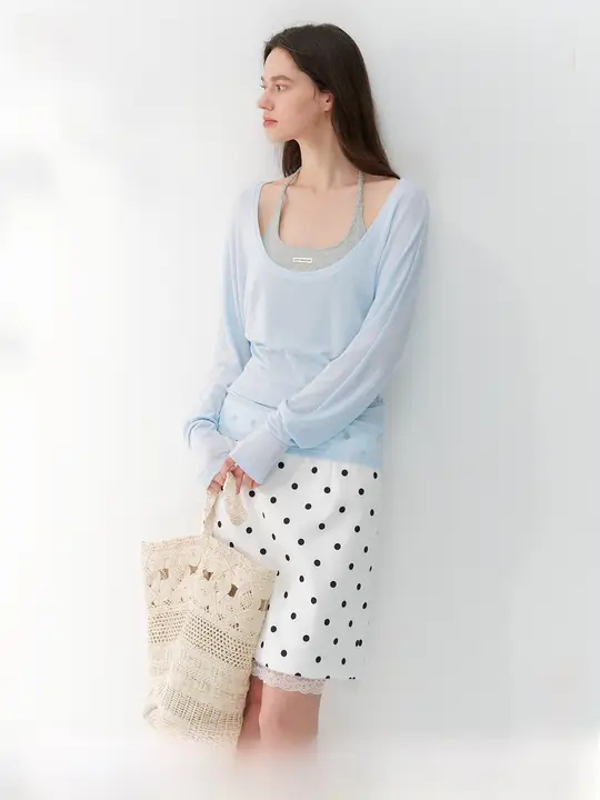 薄青色の長袖Tシャツとグレーの掛け襟タンクトップ【した雰囲気・二重着用対応】