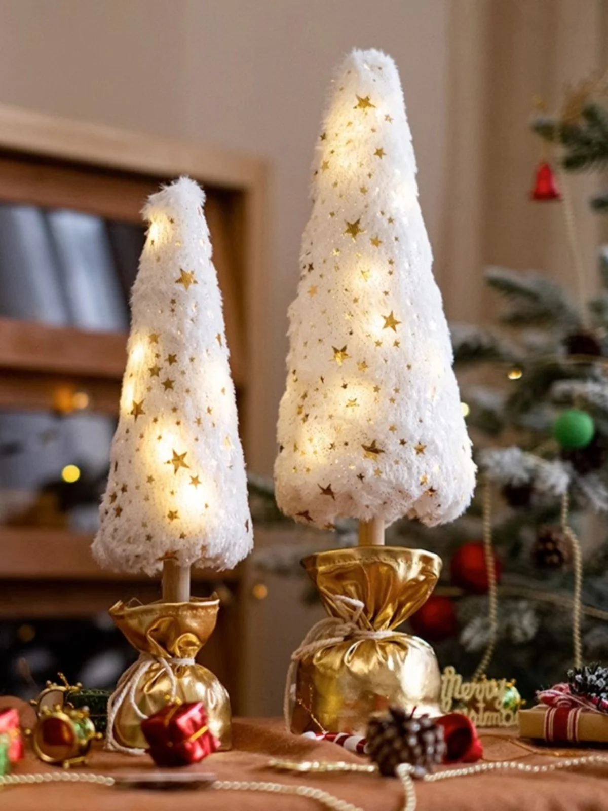 光るクリスマスツリーライト装飾品：ピンクの雰囲気をデスクに表現する最適な選択