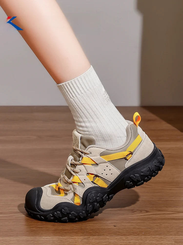 厚底登山用レディースシューズ：アウトドアシーンでの足へのサポートと実用性