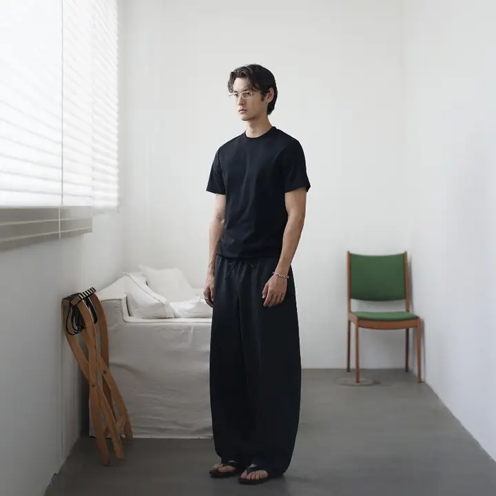 シンプルなドレープのカーブパンツ【男女兼用・カジュアル・ルーズフィット】（セットアップ対応）