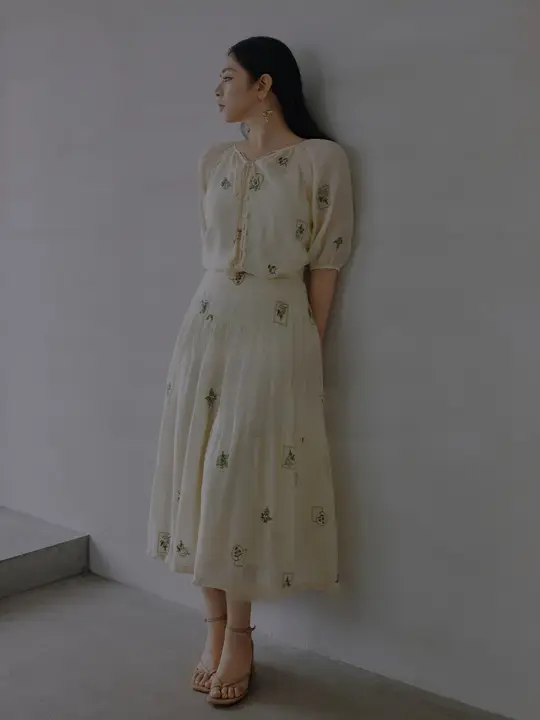 天絲刺繍入りフリンジ付きトップスとスカートの夏用リゾートコーデ（セットアップ対応）