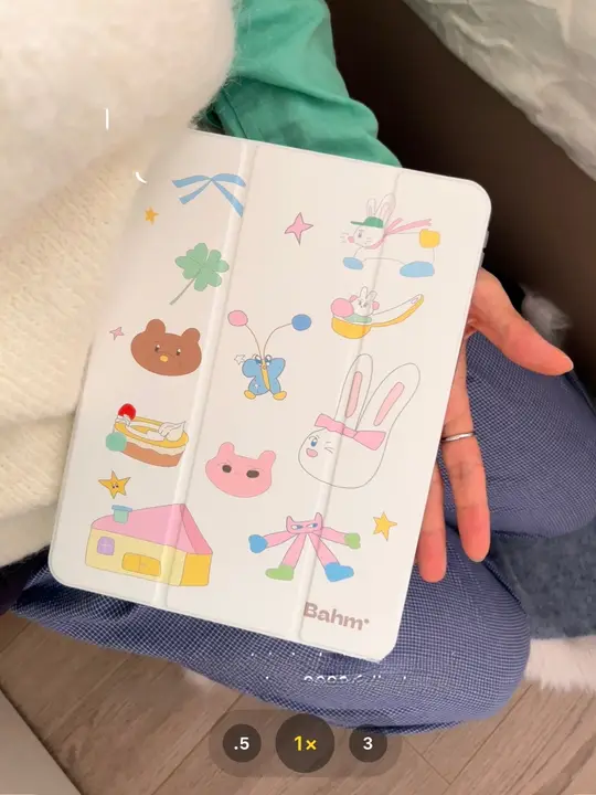 かわいいデザインの全包型iPadケース【アクリル製・透明カバー・ペンホルダー付き】