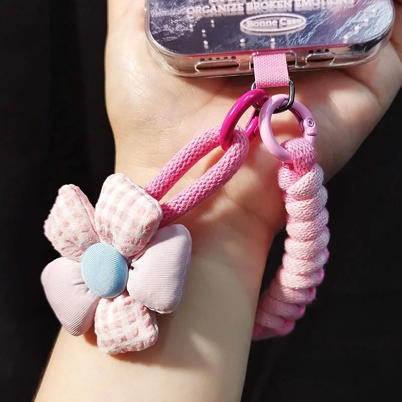 スマホにつけるストラップは、どう選ぶべきか？花柄デザインのコットンストラップが解決するリアルな悩み