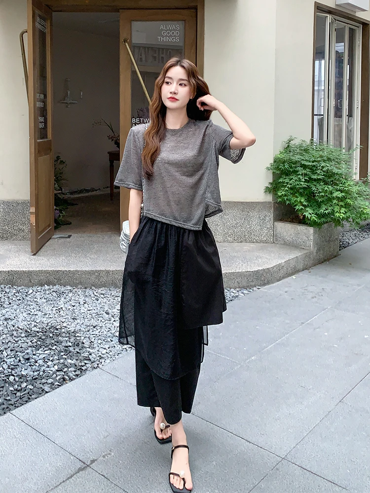 夏のストリートコーデで失敗しない、Tシャツと不規則ワイドパンツの組み合わせは？