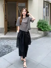 おしゃれで個性的なTシャツと不規則なワイドパンツの夏用コーディネート（セットアップ対応）