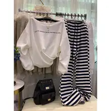 オフショルダーデザインのトレンドスウェットシャツ【英字プリント・ドローストリング・カジュアル】とストライプフレアパンツ（セットアップ対応）