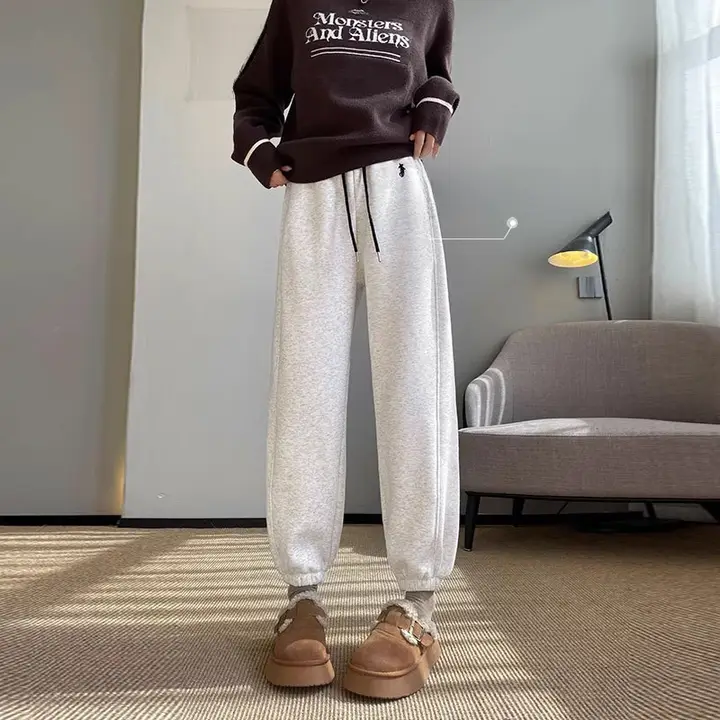 春秋用 白灰色スポーツパンツ【女性用・八分丈・束脚デザイン】（セットアップ対応）