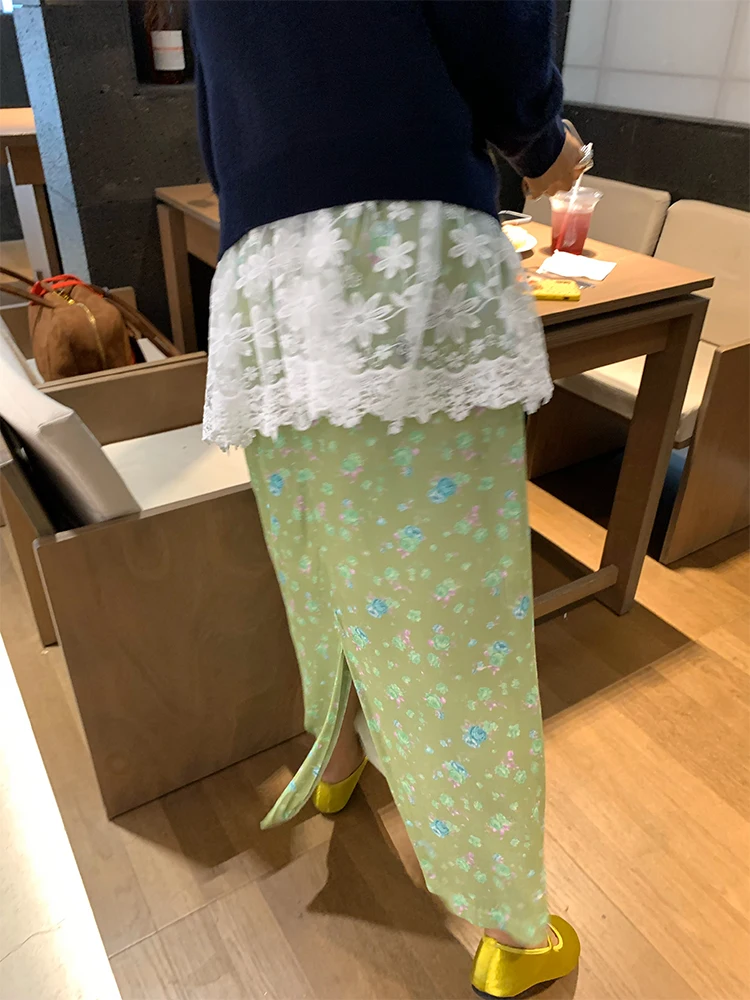 緑の靴に合う服の選び方：花柄Aラインスカートが提案する通勤スタイル