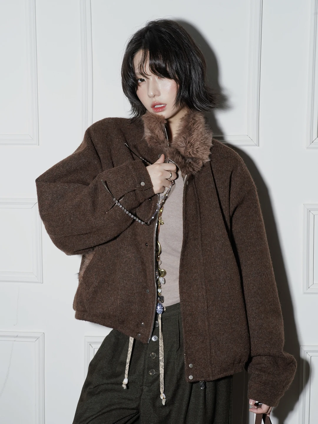 毛皮付き立て襟ジャケット：秋冬に最適な女性向け加厚デザインの実用性解析