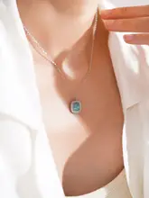 清涼感溢れる四角いブルーネックレス【洗練されたデザイン・重ね付け対応】