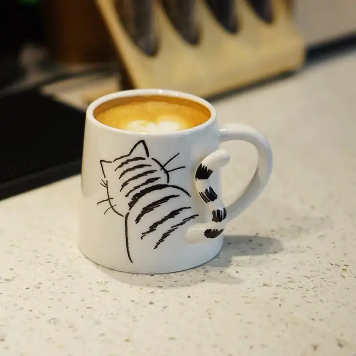 立体尾巴デザインの陶器製マグカップ【柴犬と猫のカップル用・コーヒー用】